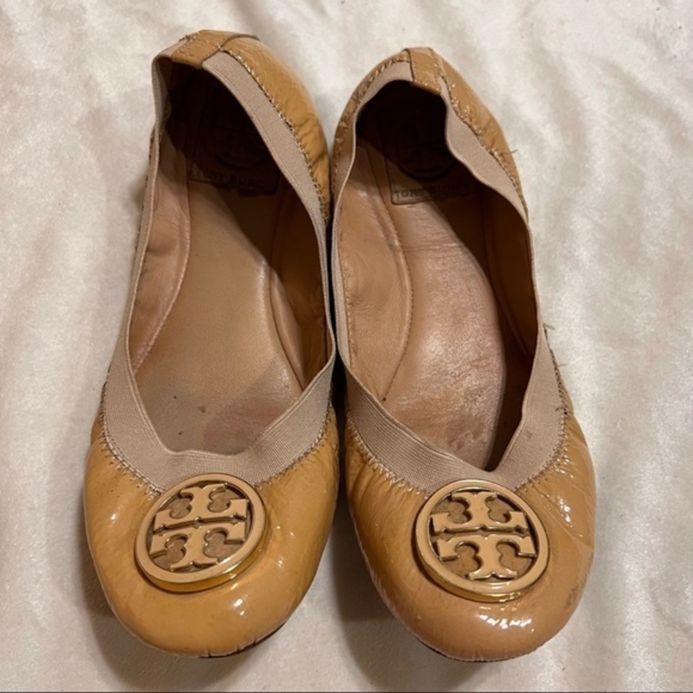 TORY BURCH CAROLINE Patent Leather Beige Shoes Logo Ballet Flats 7.5